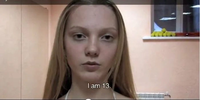 
    Fata din imagine are 13 ani, dar susţine că are 15  