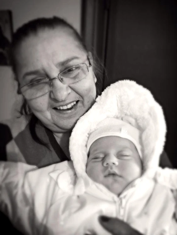 
    Două generaţii: mama şi fetiţa lui Connect-R (Foto: Facebook)  