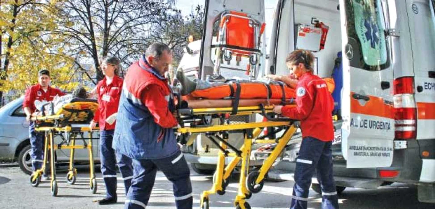Copiii au fost transportați cu ambulanțele la spital FOTO arhivă Adevărul