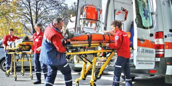 Ce doi copii răniţi au fost transportaţi la Bucureşti cu o ambulanţă
