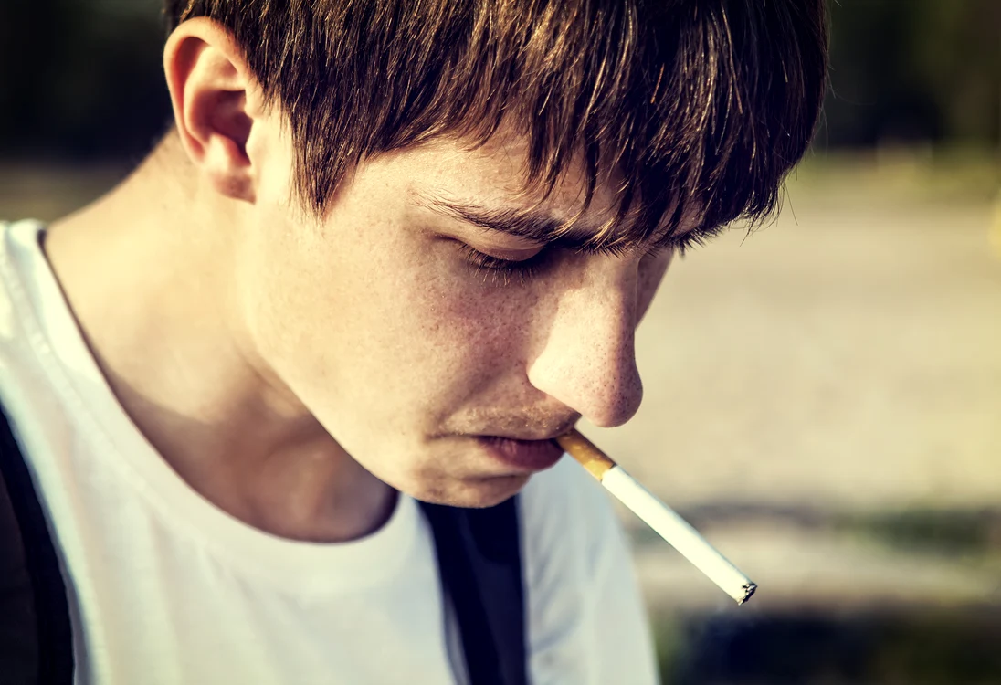 shutterstock 1360277441 adolescenti tigari fumat jpg