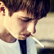 shutterstock 1360277441 adolescenti tigari fumat jpg