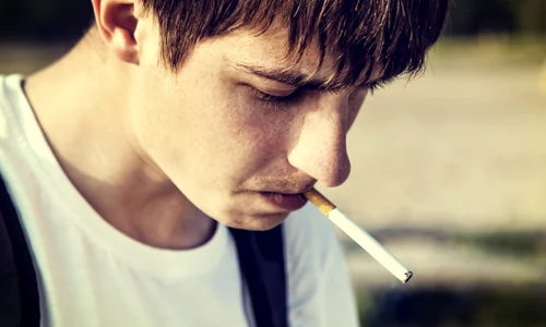 shutterstock 1360277441 adolescenti tigari fumat jpg