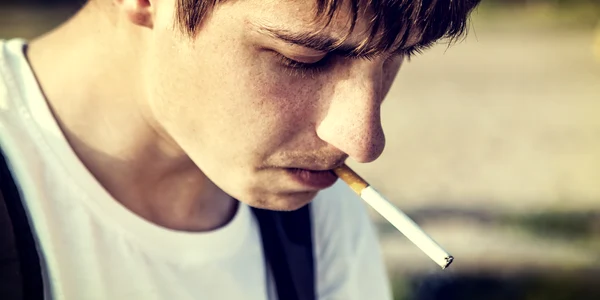 shutterstock 1360277441 adolescenti tigari fumat jpg