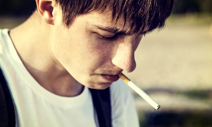 shutterstock 1360277441 adolescenti tigari fumat jpg