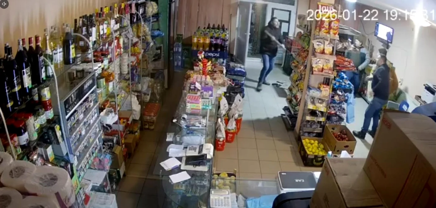 Bărbatul a ridicat securea imediat ce a intrat în magazin. FOTO: captură video