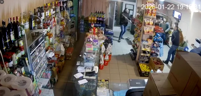 Bărbatul a ridicat securea imediat ce a intrat în magazin. FOTO: captură video