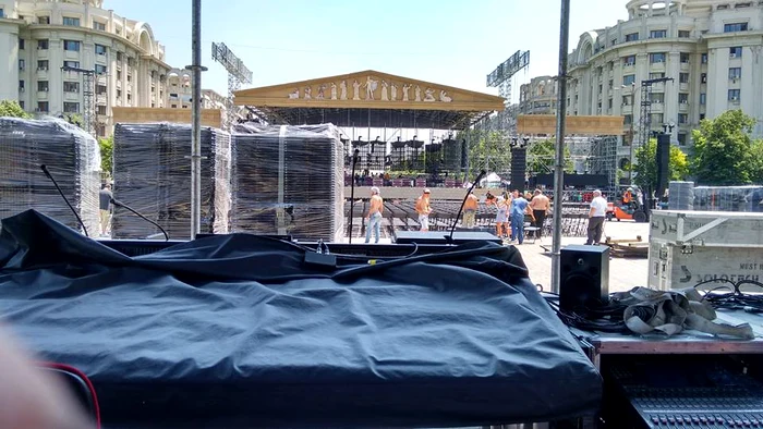 Andre Rieu a adus din Olanda o scenă sub formă de templu grecesc