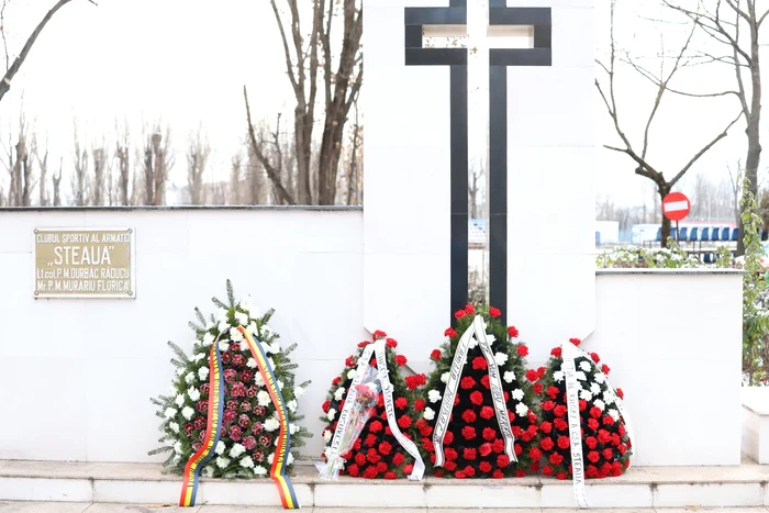 La monumentul de lângă terenul de rugby au fost depuse coroane și flori / Foto: CSA Steaua