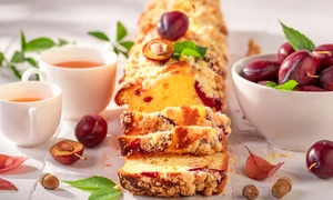 Desert cu prune Sursa foto shutterstock 2501332815 jpg