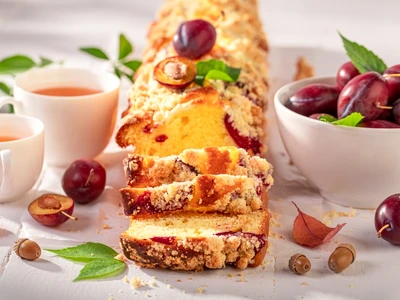 Desert cu prune  Sursa foto shutterstock 2501332815 jpg