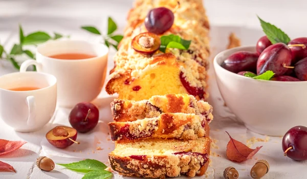 Desert cu prune  Sursa foto shutterstock 2501332815 jpg