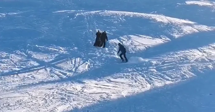 Pe pârtie în fustă și palton! / foto: captură video