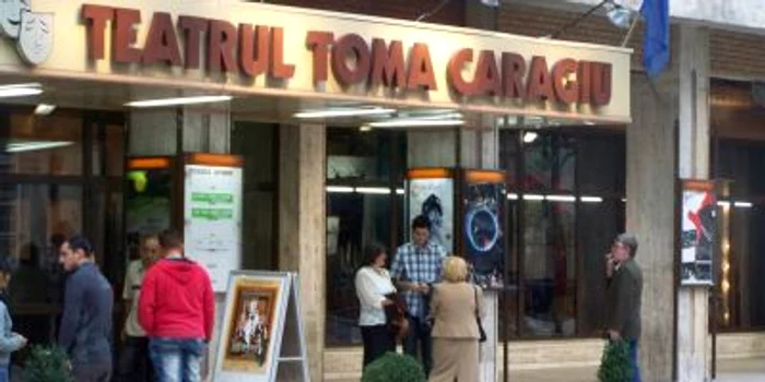 Piesa este pusă în scenă la Teatrul "Toma Caragiu"