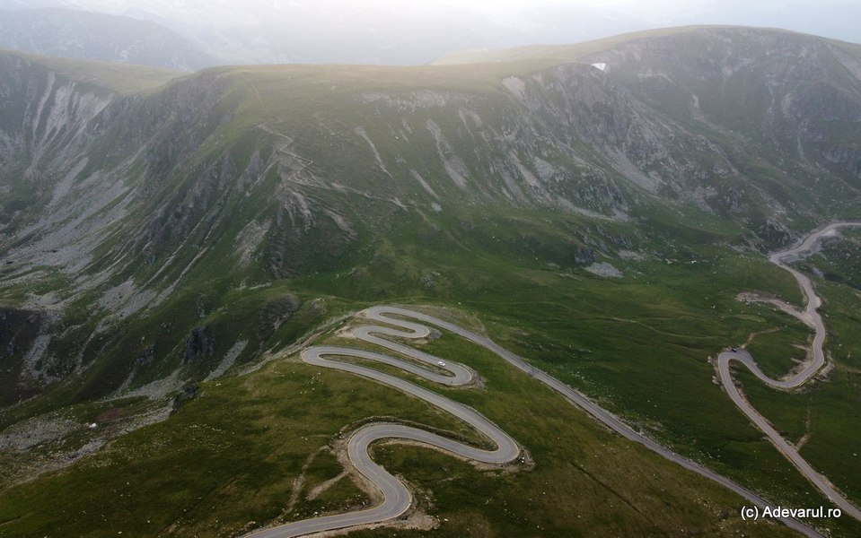 Transalpina, drumul dintre nori, deschis câteva luni pe an. Cât de dificil a rămas Pasul Urdele, locul temut de peste un secol