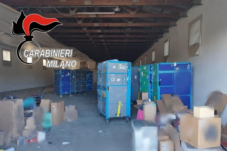 Cum au furat trei români mii de colete Amazon, în Italia. Au fost arestați lângă Milano