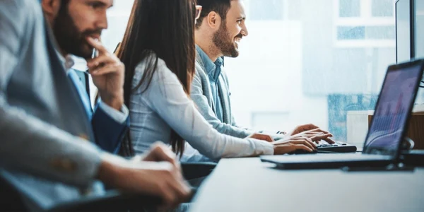 itisti specialisti it microsoft angajati birouri laptop