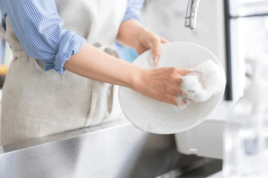 Un truc ingenios ne poate ajuta să curățăm vasele mai ușor / foto: Shutterstock