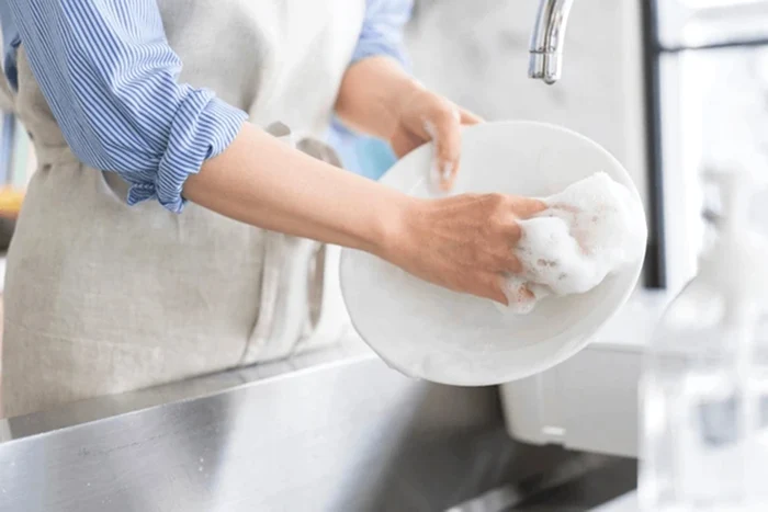Un truc ingenios ne poate ajuta să curățăm vasele mai ușor / foto: Shutterstock