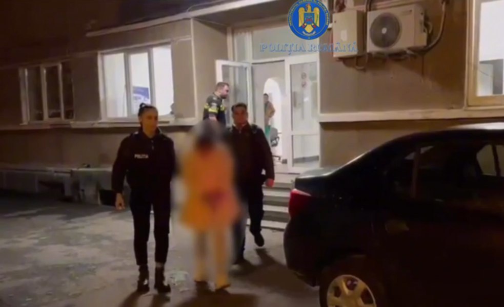 Două tinere reținute după ce au furat haine dintr-un mall din Capitală și au agresat angajatele magazinului