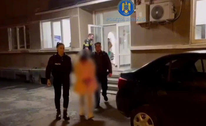 Cele două au fost reținute de poliție FOTO Captură video