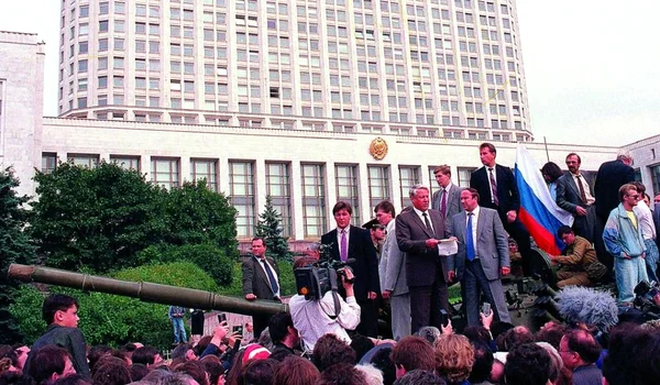 Calendar 19 august: 1991   Puciul de la Moscova: Mihail Gorbaciov a fost arestat la domiciliu, în Crimeea jpeg