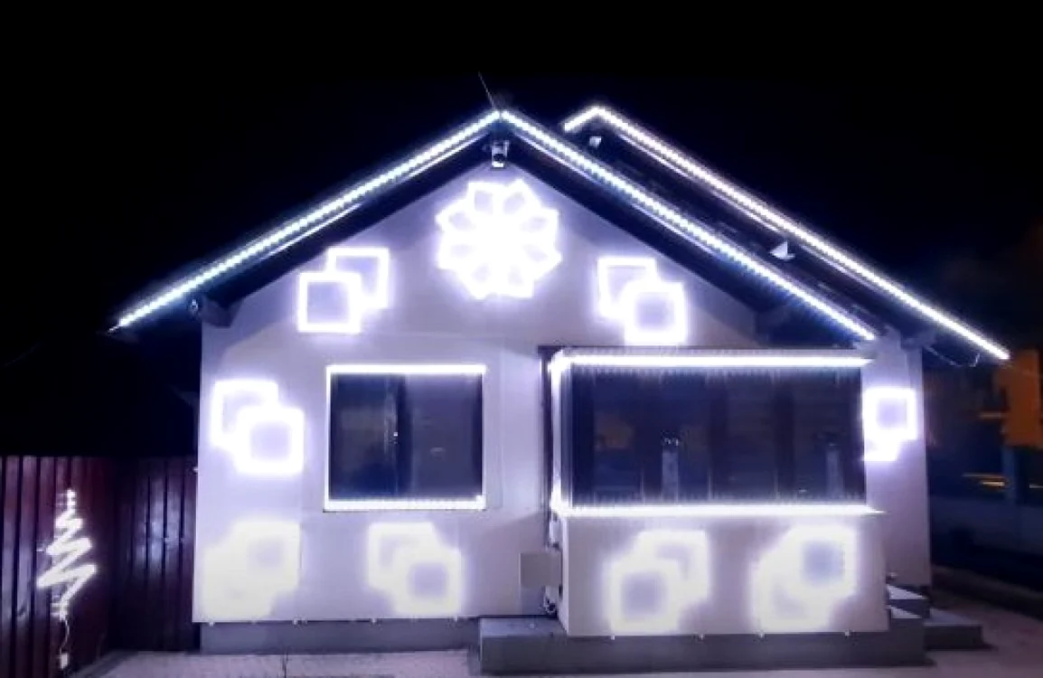 Casa din Alba Iulia, luminată spectaculos de sărbători. Foto: captură video Youtube