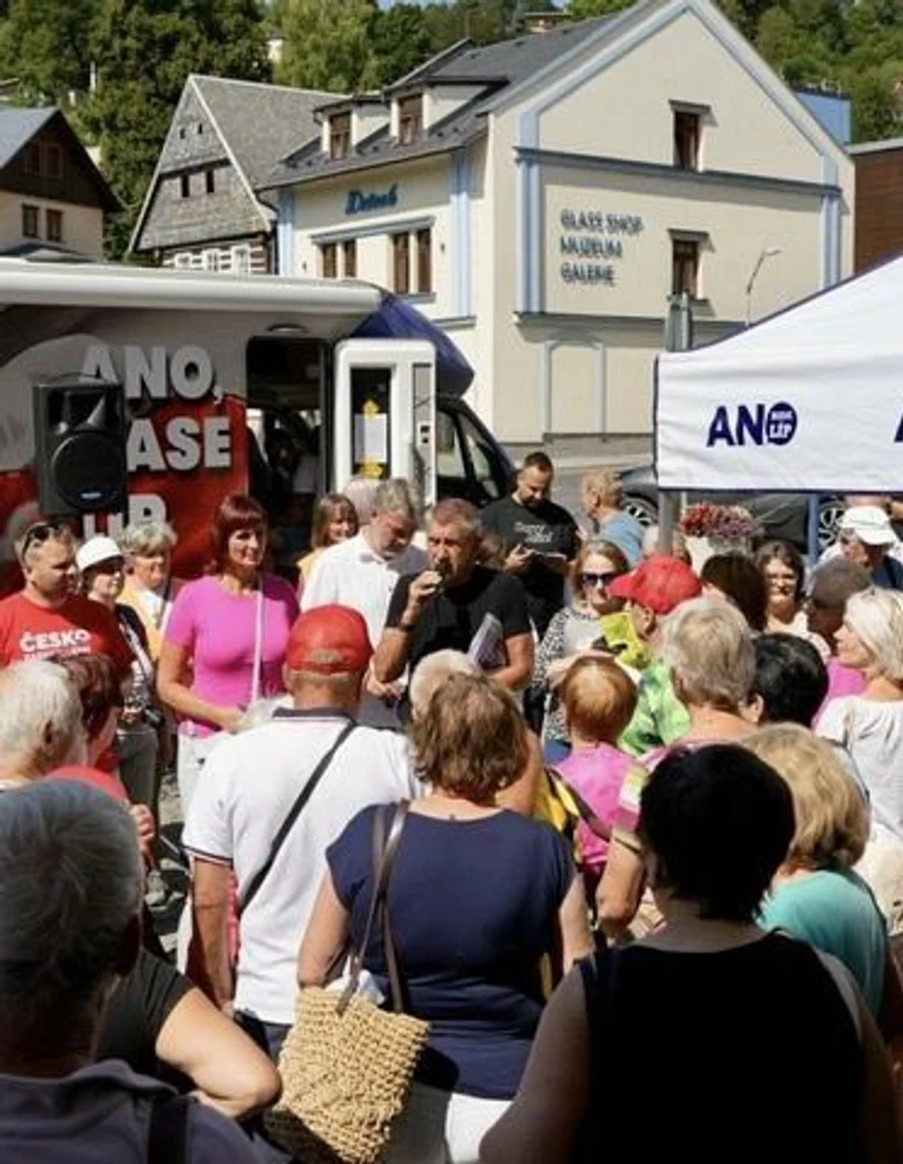 Fostul premier ceh Andrej Babis, atacat la un miting electoral. El și-a anulat evenimentele de campanie