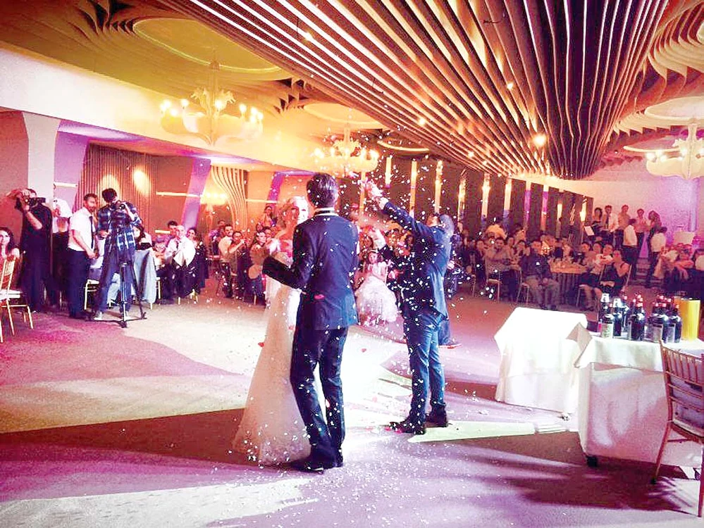 Finalistul participă frecvent  la petreceri private,  unde îi uimeşte pe invitaţi  cu trucuri spectaculoase