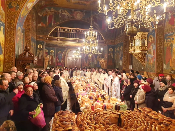 Hram la biserica Trei Ierarhi din Galaţi FOTO Costiuc Petrică