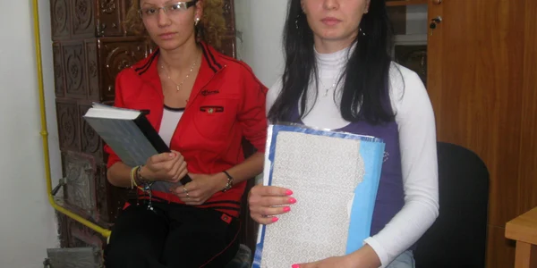 Carmen Catrinoiu şi Loredana Cârstea de la Grupul şcolar Bârseşti se află printre elevii care au mare nevoie de acest ajutor 