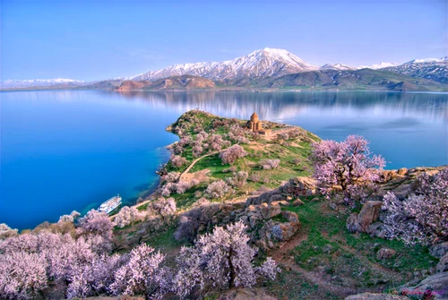 Insula Akdamar de pe Lacul Van din Turcia Foto peopleoffar com