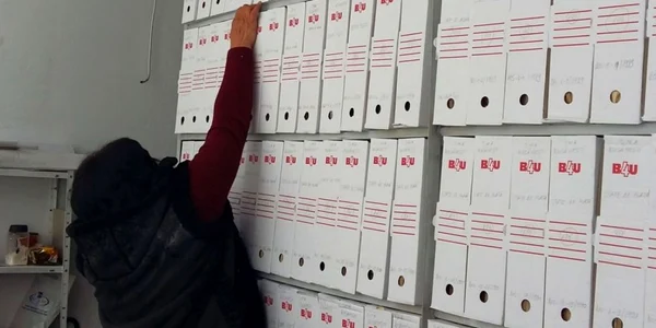 Arhivarii pierd o mulţime de timp căutând informaţiile din dosare FOTO C Crângan