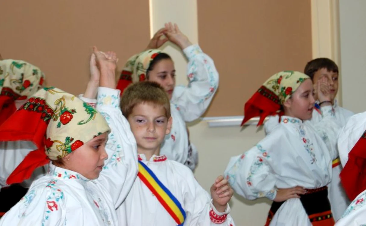 
    La preselecţia de la Zalău a participat şi Ansamblul Folcloric «Columna».  