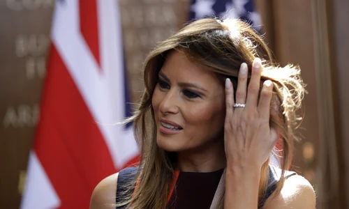 Cu prilejul aniversării a 10 ani de la nuntă, Donald i a făcut cadou acest inel cu aspect de verighetă  jpeg