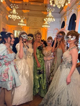 Surorile de Bourbon Două Sicilii, Prințesa Maria Carolina și Prințesa Maria Chiara, la premiera sezonului 4 al serialului „Bridgerton”. FOTO: Instagram