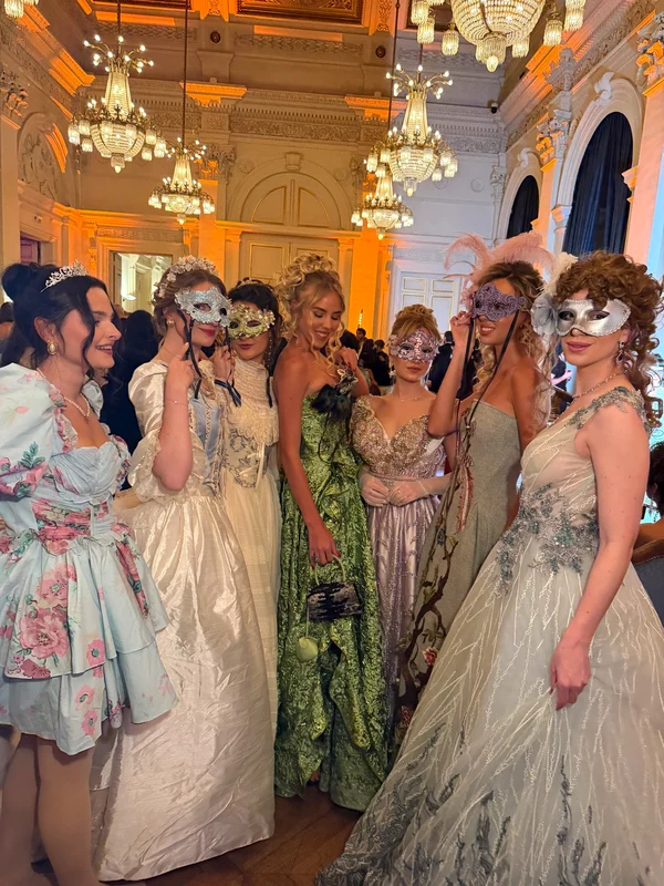 Surorile de Bourbon Două Sicilii, Prințesa Maria Carolina și Prințesa Maria Chiara, la premiera sezonului 4 al serialului „Bridgerton”. FOTO: Instagram