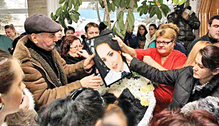 Tatăl Gabrielei  Harton îi priveşte cu  durere fotografia