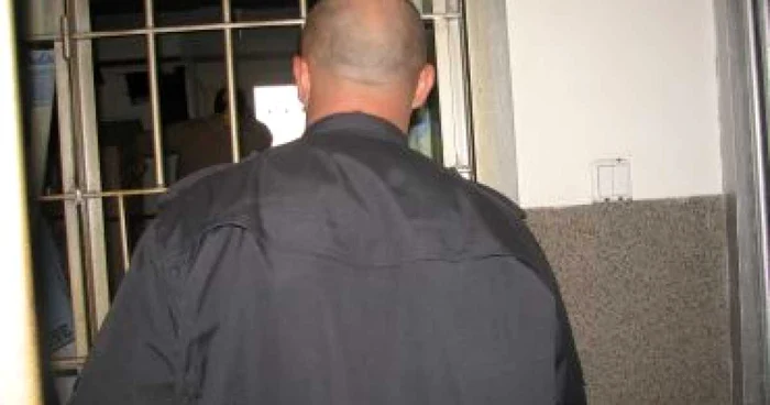 Mai mulţi gardieni sunt acuzaţi de acuzaţi de violenţe asupra deţinuţilor şi falsificare de documente
