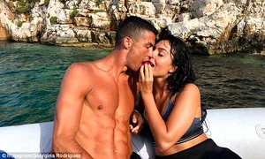 Cristiano Ronaldo şi logodnica sa, Georgina Rodriguez s au distrat pe cinste în vacanţa din Grecia  jpeg