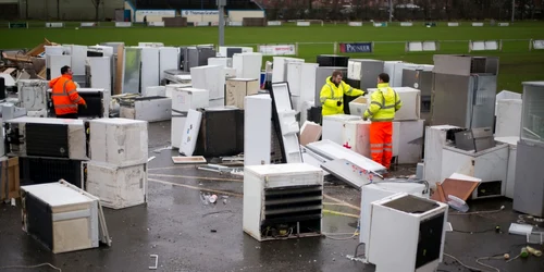 Frigidere şi congelatoare deteriorate de inundaţii sunt stocate pentru reciclare la Carlisle Rugby Club la o lună de la de la inundaţiile devastatoare ale furtunii Desmond în Carlisle Anglia FOTO Guliver/Getty Images