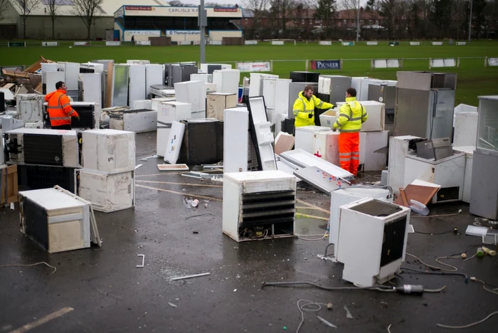 Frigidere şi congelatoare deteriorate de inundaţii sunt stocate pentru reciclare la Carlisle Rugby Club la o lună de la de la inundaţiile devastatoare ale furtunii Desmond în Carlisle Anglia FOTO Guliver/Getty Images