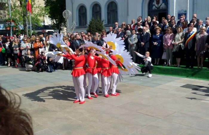 Ani de zile, mii de copii au fost puşi să defileze îmbrăcaţi sumar în faţa unei tribune cu oficialităţi FOTO: Denis Grigorescu