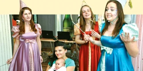 Mara (stânga), Ana şi Alexandra i-au ursit micuţei Maria Elena