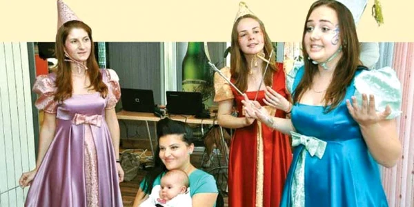 Mara (stânga), Ana şi Alexandra i-au ursit micuţei Maria Elena