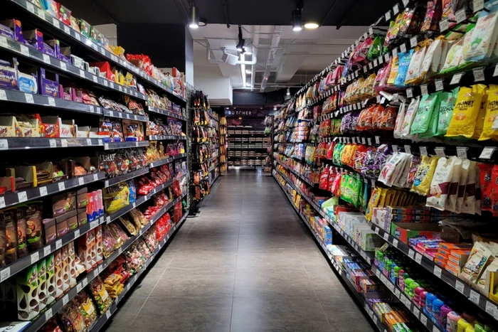 produse alimentare pe raft în supermarket