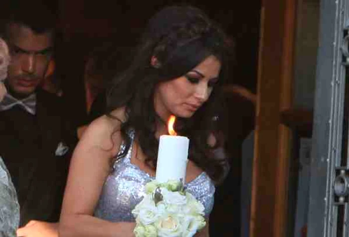 
    Roxana Vancea a ieşit cu lumânarea în mână de la biserică şi cu tatuajul mare-mare de pe picior la vedereFoto: Roberto Sălceanu  