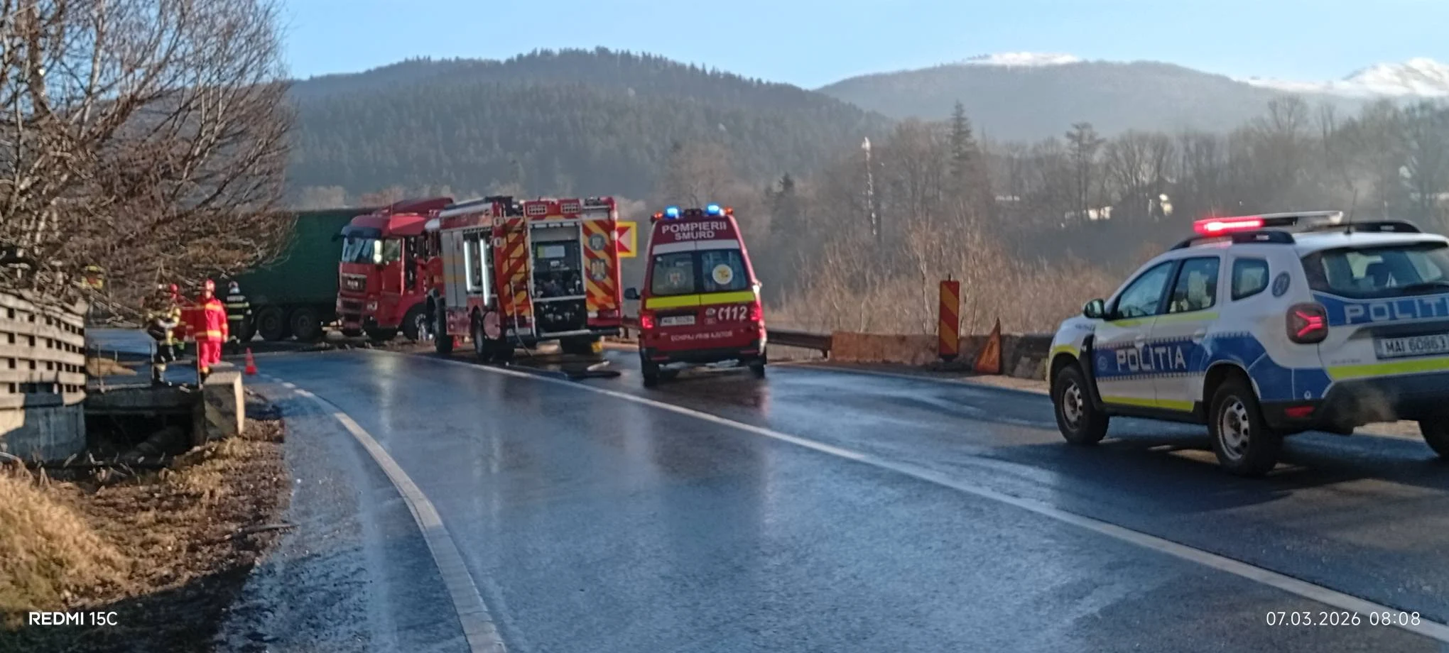 Traficul pe DN1, blocat la Bușteni, după ce un tir care a intrat într-un parapet a blocat ambele sensuri