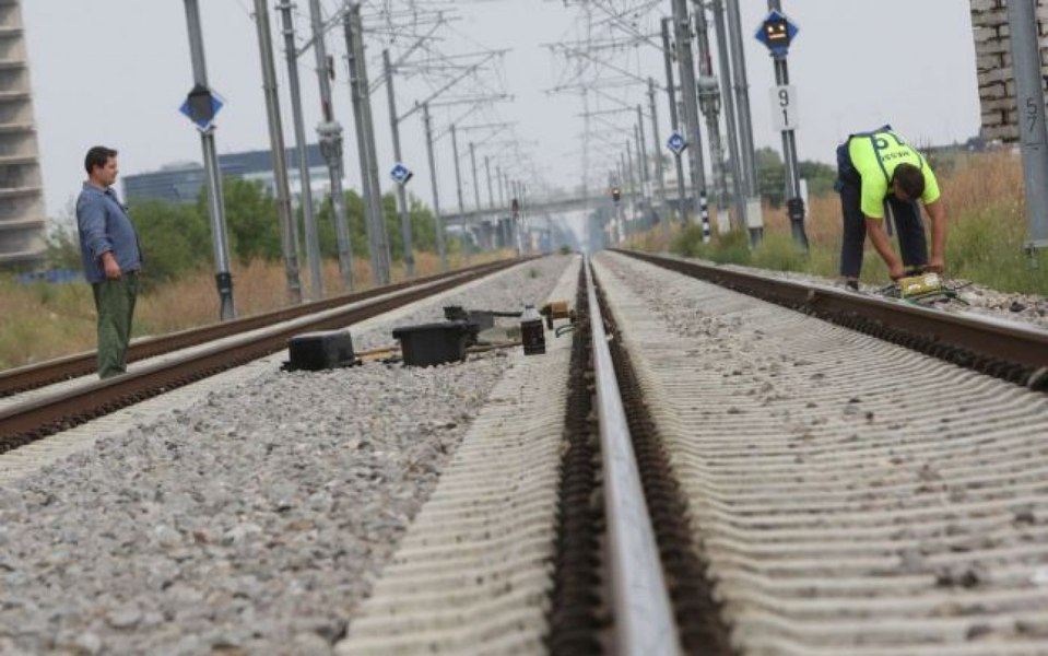 Trei indivizi au pus în pericol circulaţia trenurilor pe o magistrală feroviară după ce au furat cablurile de telecomunicaţii