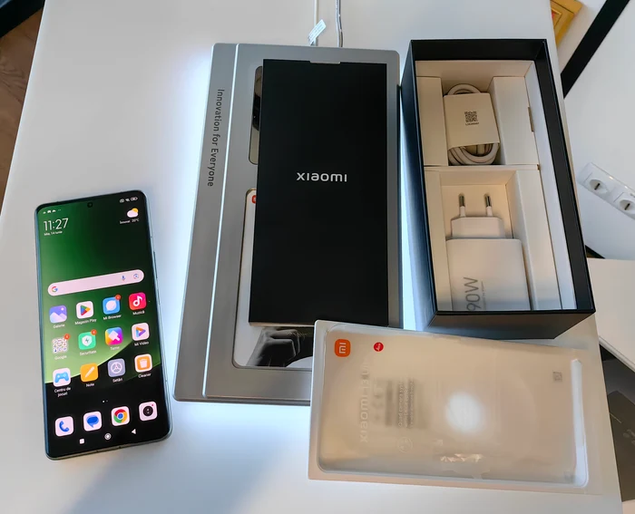 Xiaomi 13 Ultra conținut cutie. FOTO Adrian Pogîngeanu